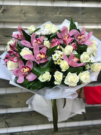 Букет цветов из: Розы и Хризантемы в Кудрово Ленинградская область