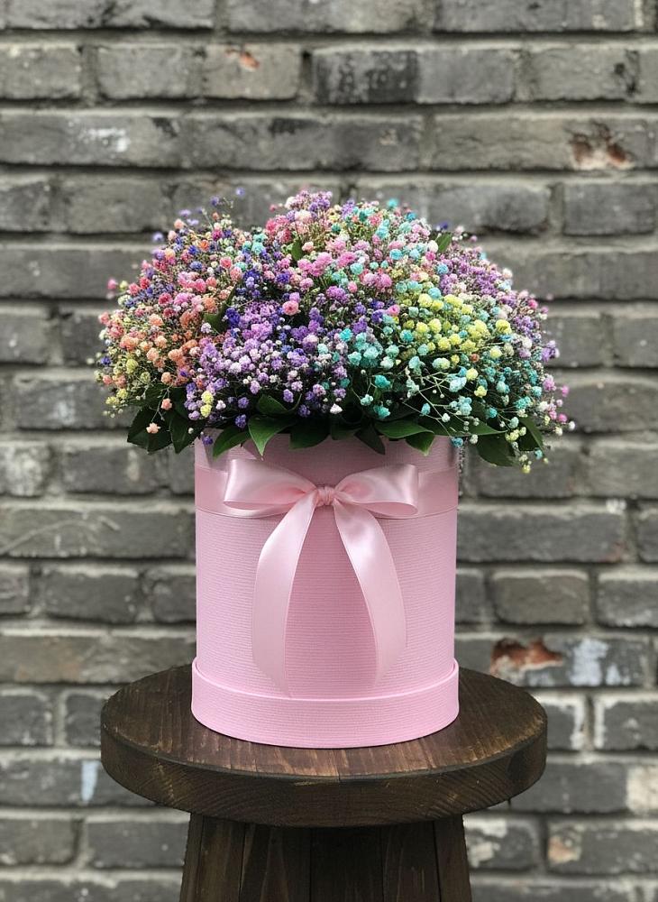 Цветочная композиция из Гипсофила и Розы в шляпной коробке в Кудрово Ленинградская область