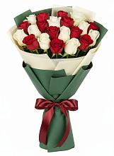 Букет Микс из красных и белых роз в Кудрово Ленинградская область