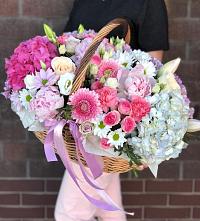 Композиция солнечный день в Кудрово Ленинградская область Цветочная композиция из Розы, Хризантемы, Пионы и Лизиантусы в корзине в Кудрово Ленинградская область