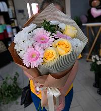 Букет цветов из:  Герберы, Розы и Хризантемы в Кудрово Ленинградская область
