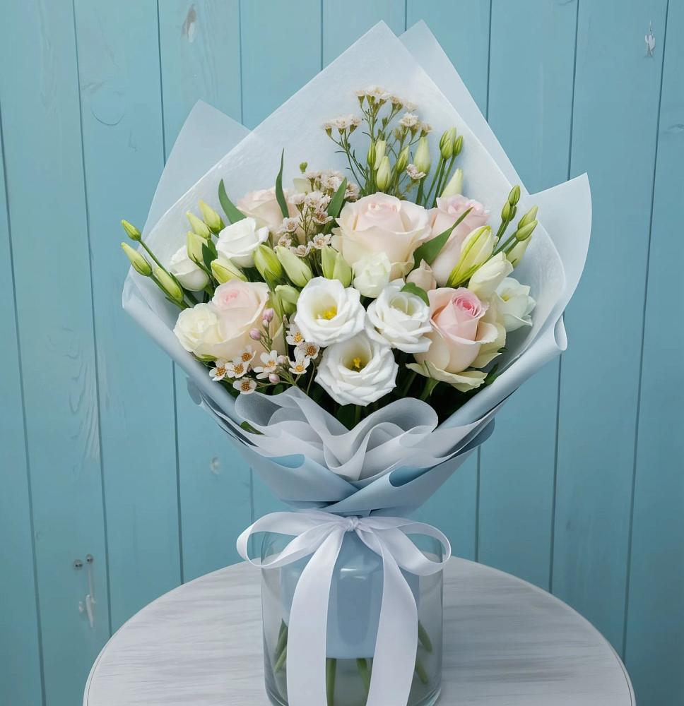 Букет цветов из: Розы и Лизиантусы в Кудрово Ленинградская область