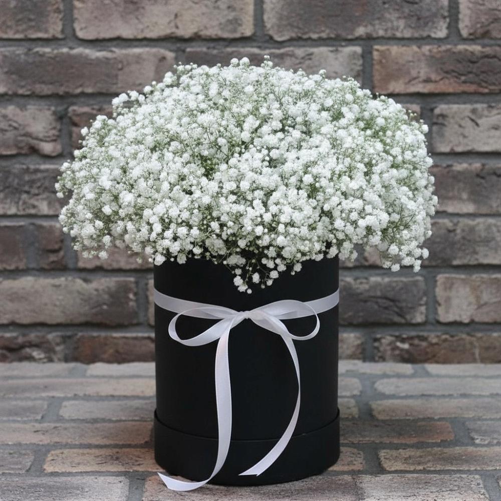 Цветочная композиция из Гипсофила в шляпной коробке в Кудрово Ленинградская область