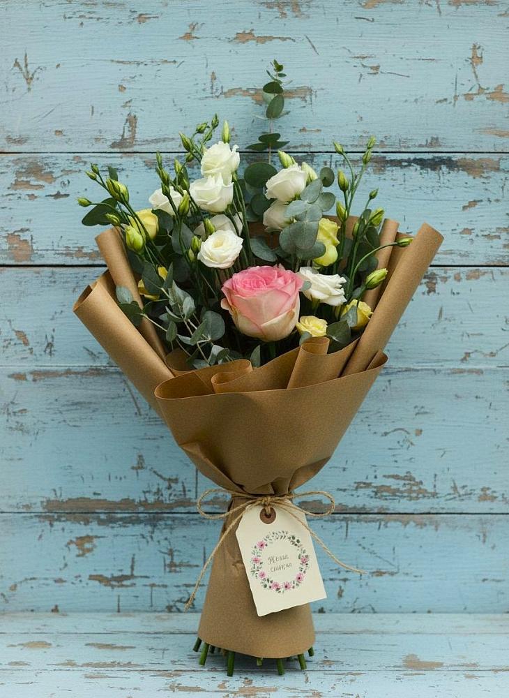 Букет цветов из: Розы и Лизиантусы в Кудрово Ленинградская область