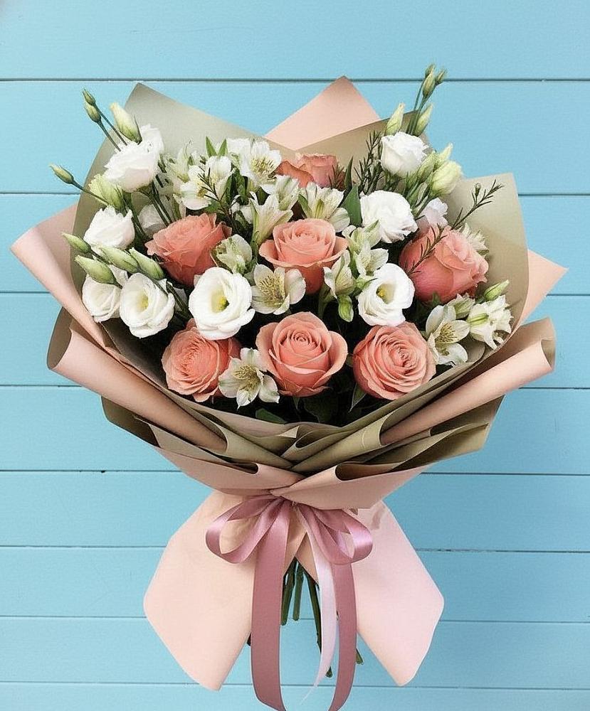 Букет цветов из: Розы, Альстромерии и Лизиантусы в Кудрово Ленинградская область