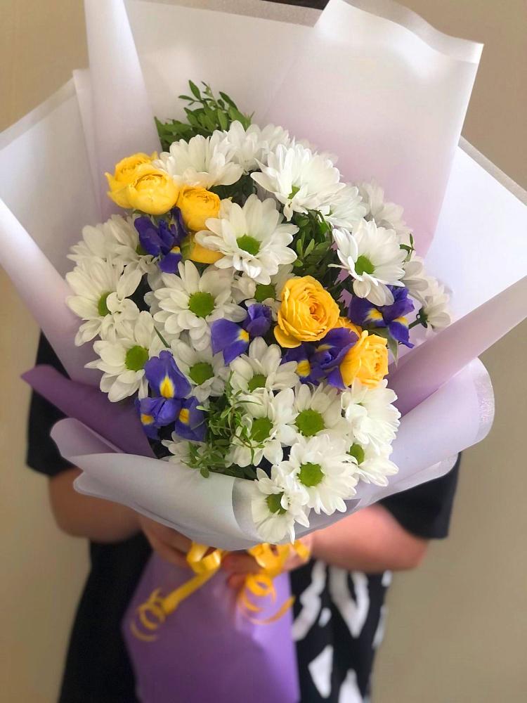 Букет цветов из: Ирисы, Хризантемы и Розы в Кудрово Ленинградская область