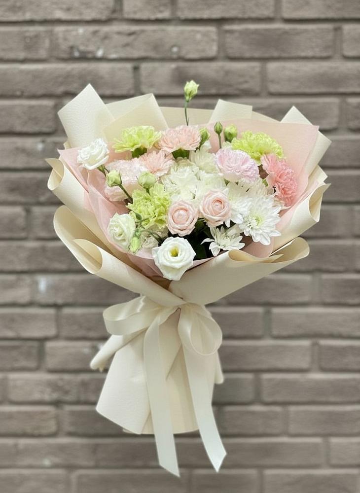 Букет цветов из: Гвоздики, Розы, Лизиантусы и Хризантемы в Кудрово Ленинградская область