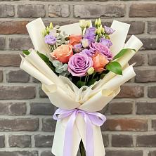 Букет цветов из:  Лизиантусы и Розы в Кудрово Ленинградская область