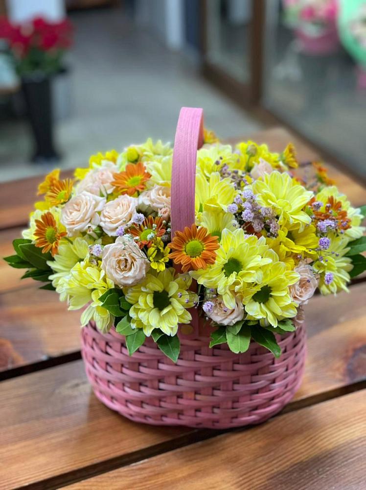 Цветочная композиция из Хризантемы и Розы в корзине в Кудрово Ленинградская область