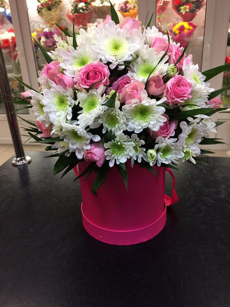 Цветочная композиция из Розы и Хризантемы в шляпной коробке в Кудрово Ленинградская область