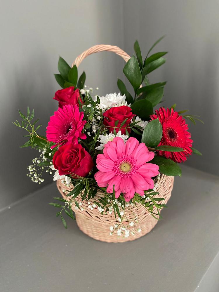 Цветочная композиция из Розы, Хризантемы и Герберы в корзине в Кудрово Ленинградская область