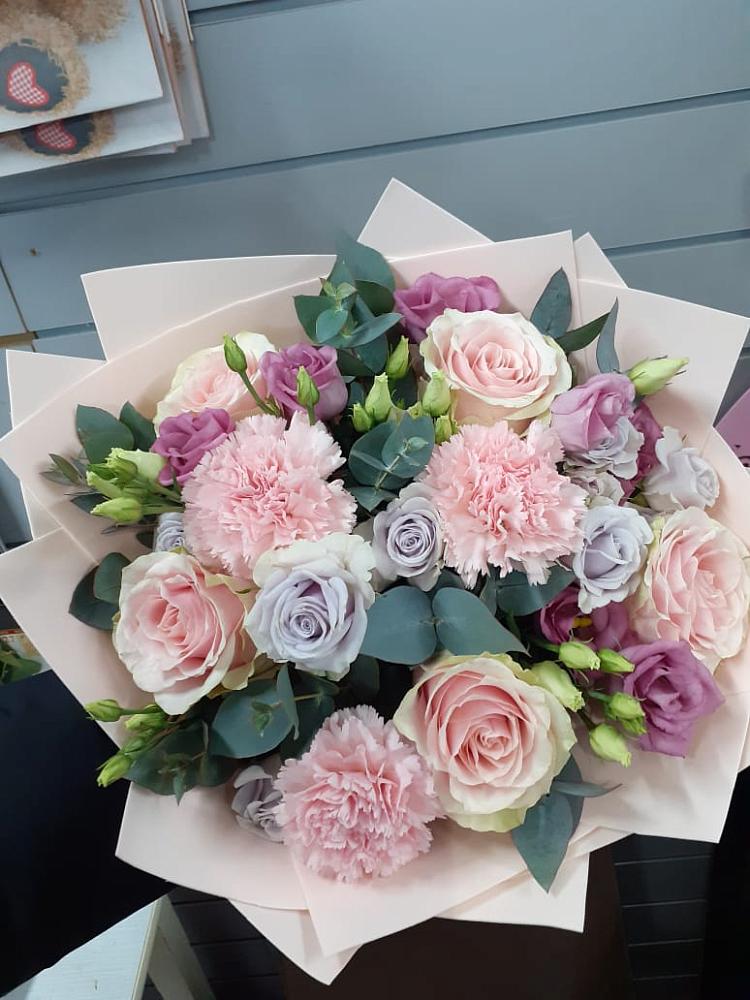 Букет цветов из: Розы, Гвоздики и Лизиантусы в Кудрово Ленинградская область