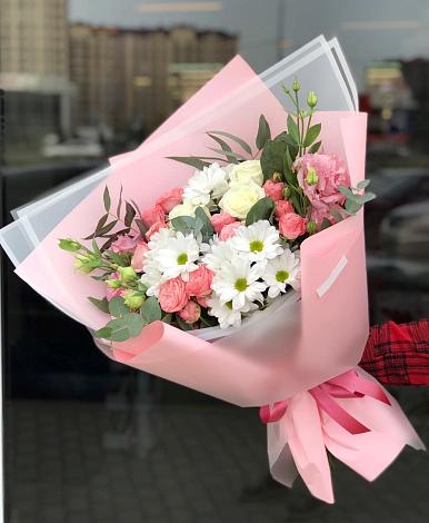 Букет цветов из: Розы, Лизиантусы и Хризантемы в Кудрово Ленинградская область