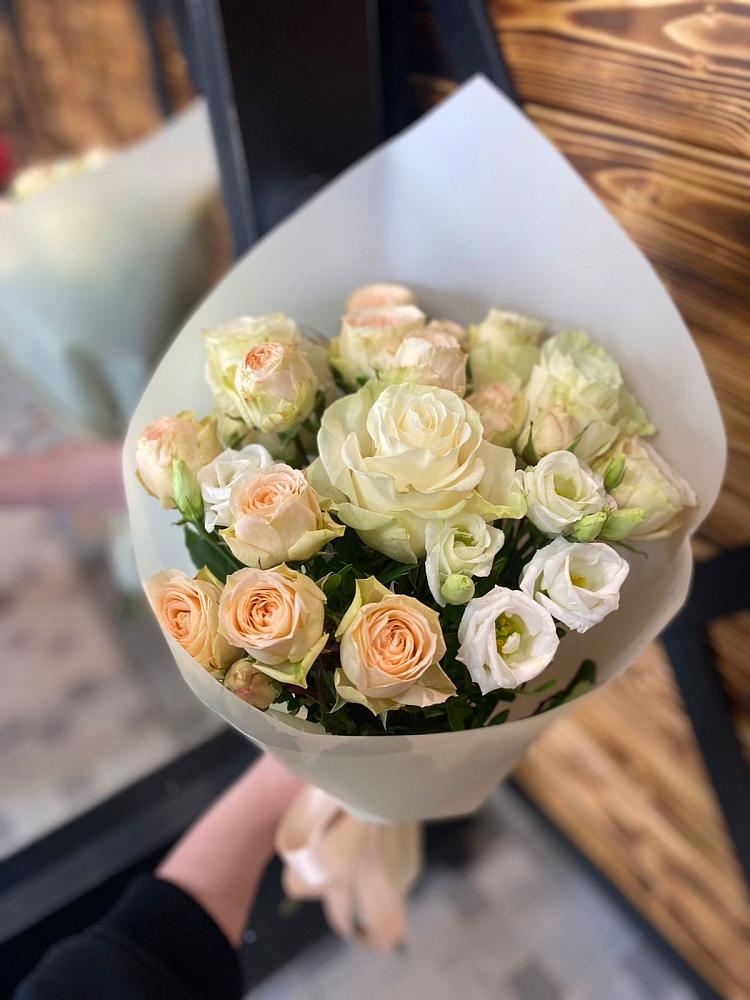 Букет цветов из: Розы и Лизиантусы в Кудрово Ленинградская область